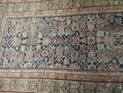 Tapis en laine nouée main.
Décor de rinceaux...