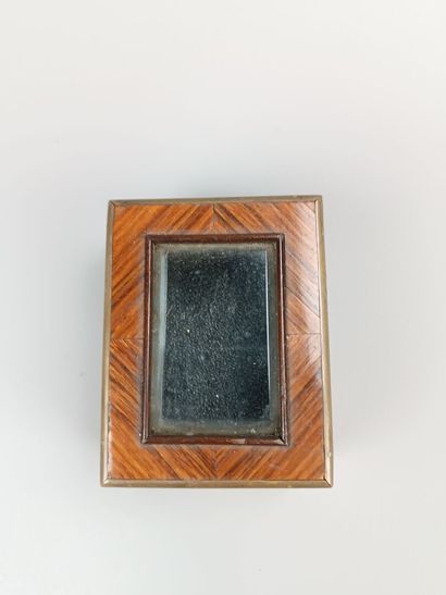 Petite boite à timbres? en bois de placage.
Le...