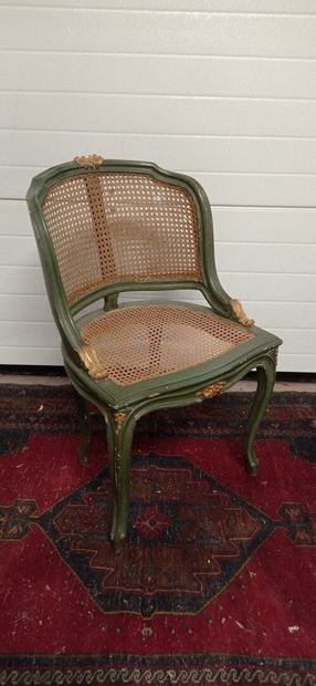 Chaise de bureau en bois laqué vert. 
Assise...