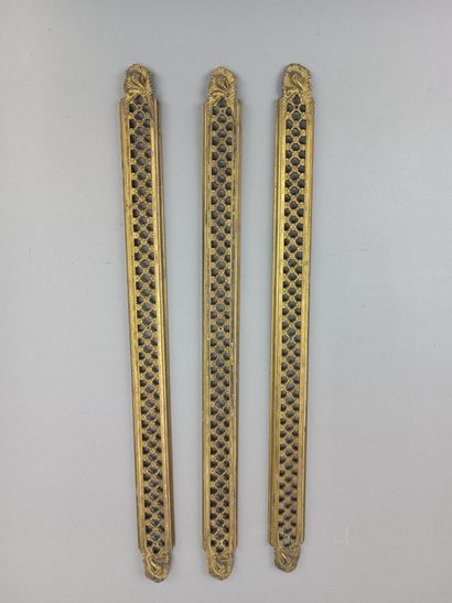 Suite de trois plaques de propreté en bronze...