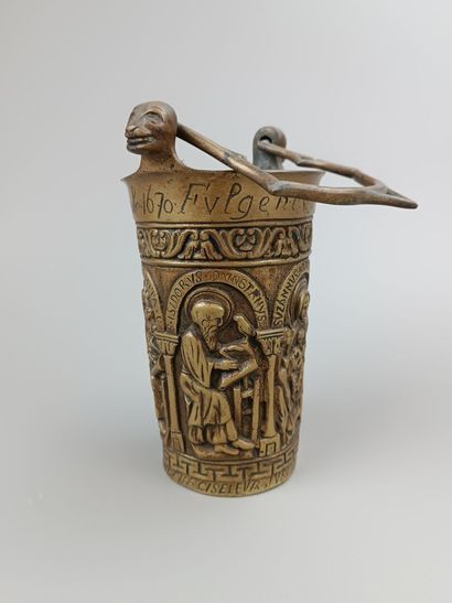 Seau à eau bénite en bronze et un goupillon
Décor...