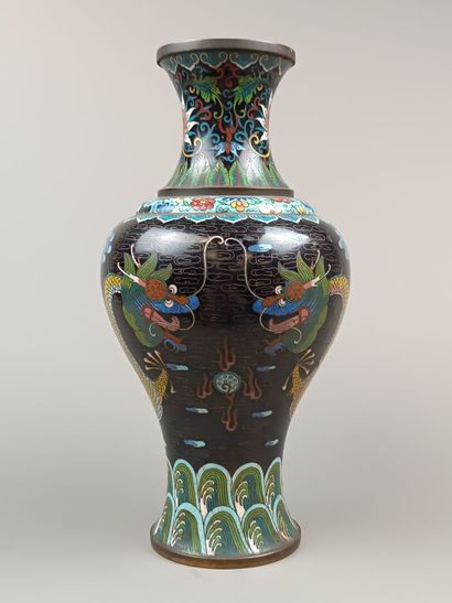 CHINE
Vase balustre en laiton cloisonné à...