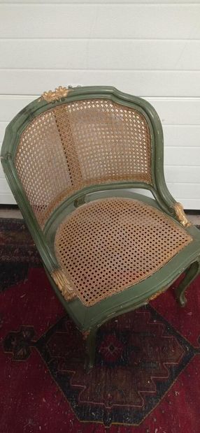 Chaise de bureau en bois laqué vert. 
Assise...