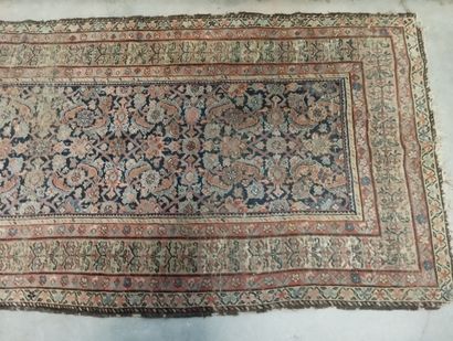 Tapis en laine nouée main.
Décor de rinceaux...