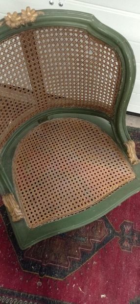 Chaise de bureau en bois laqué vert. 
Assise...