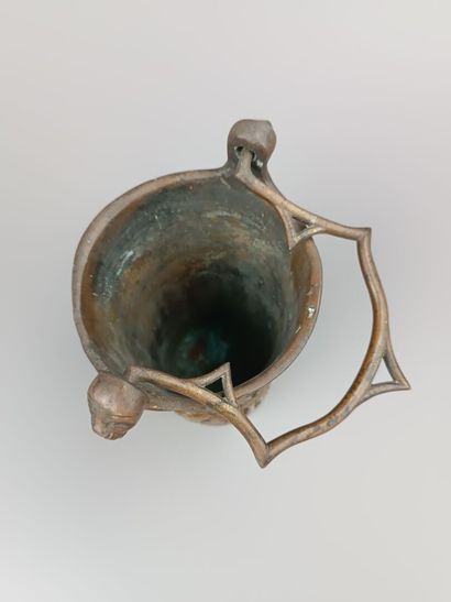 Seau à eau bénite en bronze et un goupillon
Décor...