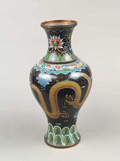 CHINE
Vase balustre en laiton cloisonné à...