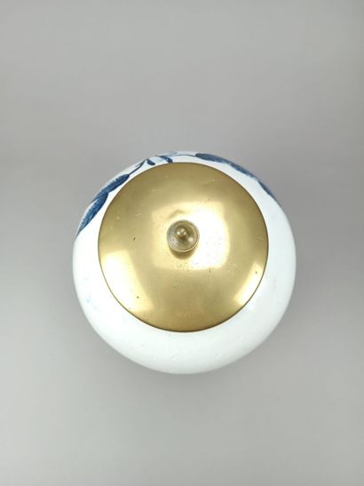 Tobacco pot in blue and white earthenware.
Solid...