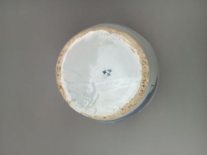 Tobacco pot in blue and white earthenware.
Solid...