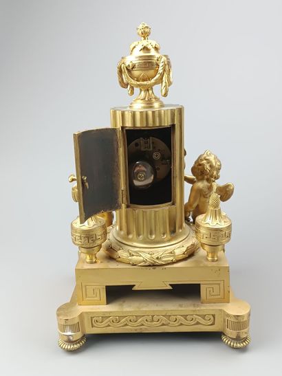 Gilt bronze and chased clock. 
Decorated...
