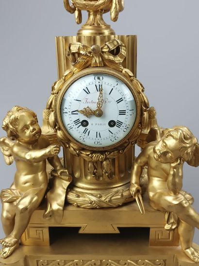 Gilt bronze and chased clock. 
Decorated...