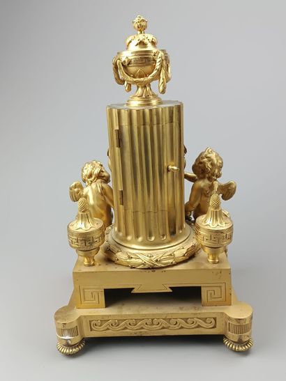 Gilt bronze and chased clock. 
Decorated...