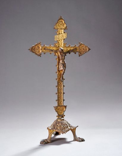 Altar crucifix in bronze.
Tripod base.
Gothic...