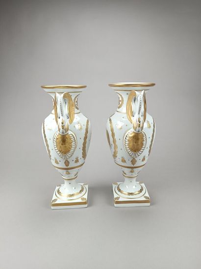 Pair of antique-style vases in white and...