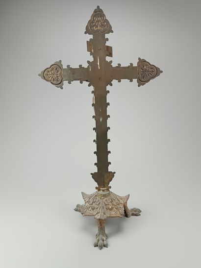 Altar crucifix in bronze.
Tripod base.
Gothic...