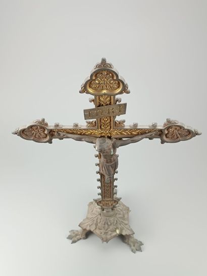 Altar crucifix in bronze.
Tripod base.
Gothic...