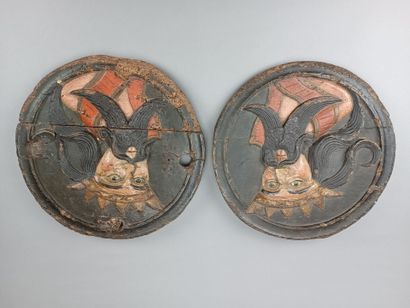 Pair of circular decorative elements in carved...
