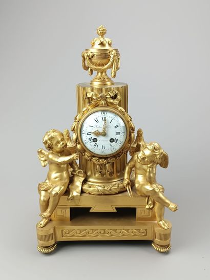 Gilt bronze and chased clock. 
Decorated...