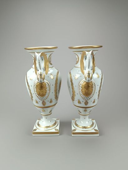 Pair of antique-style vases in white and...