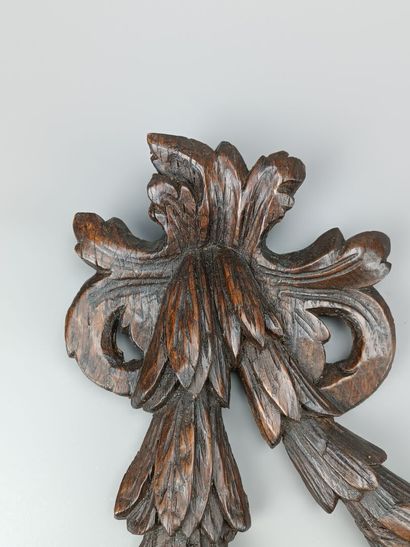 Decorative element in carved wood depicting...