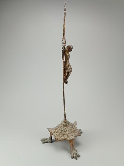 Altar crucifix in bronze.
Tripod base.
Gothic...