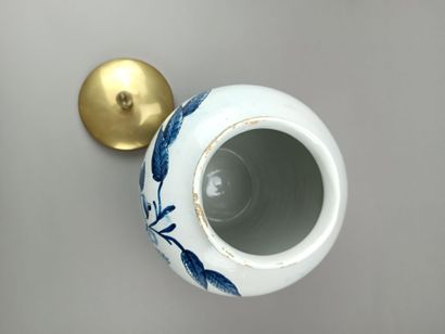 Tobacco pot in blue and white earthenware.
Solid...
