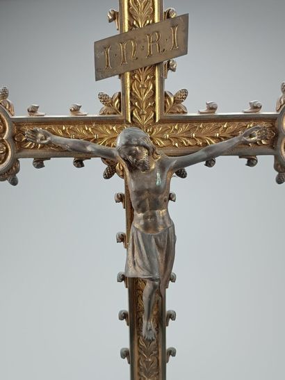 Altar crucifix in bronze.
Tripod base.
Gothic...