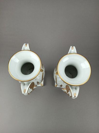 Pair of antique-style vases in white and...