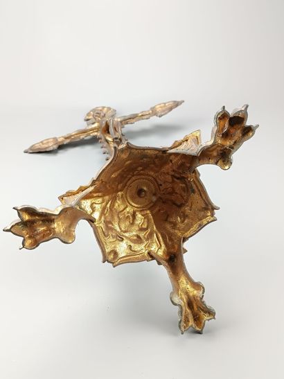 Altar crucifix in bronze.
Tripod base.
Gothic...