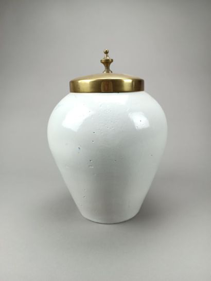 Tobacco pot in blue and white earthenware.
Solid...
