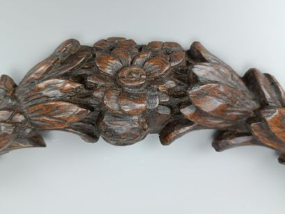 Decorative element in carved wood depicting...