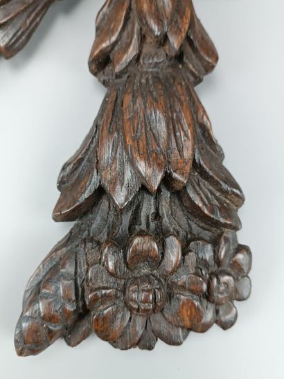 Decorative element in carved wood depicting...