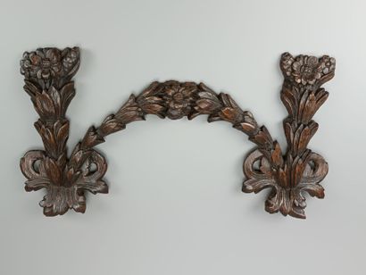 Decorative element in carved wood depicting...