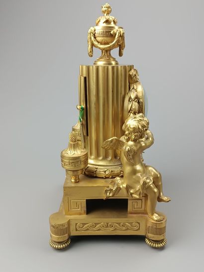Gilt bronze and chased clock. 
Decorated...