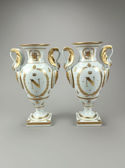 Pair of antique-style vases in white and...