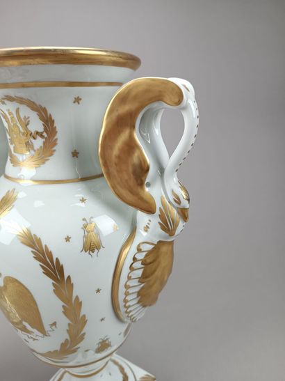 Pair of antique-style vases in white and...