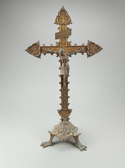 Altar crucifix in bronze.
Tripod base.
Gothic...