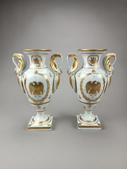 Pair of antique-style vases in white and...