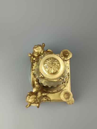 Gilt bronze and chased clock. 
Decorated...