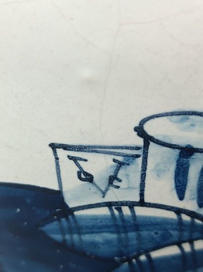 Tobacco pot in blue and white earthenware.
Solid...