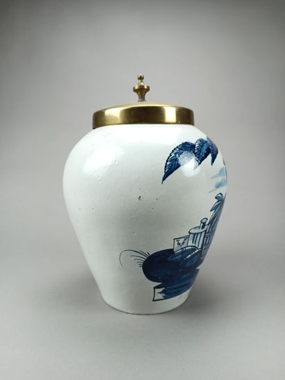 Tobacco pot in blue and white earthenware.
Solid...