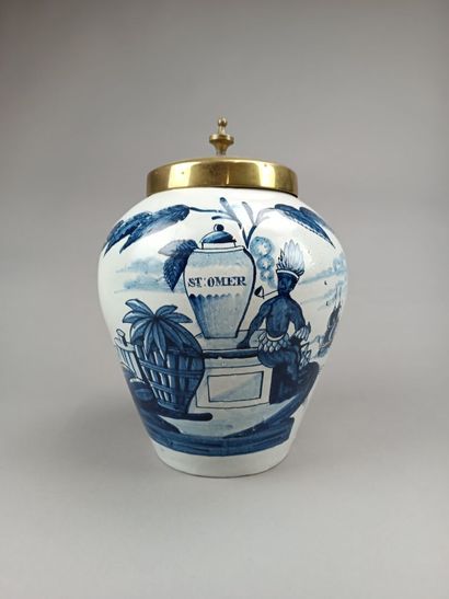 Tobacco pot in blue and white earthenware.
Solid...