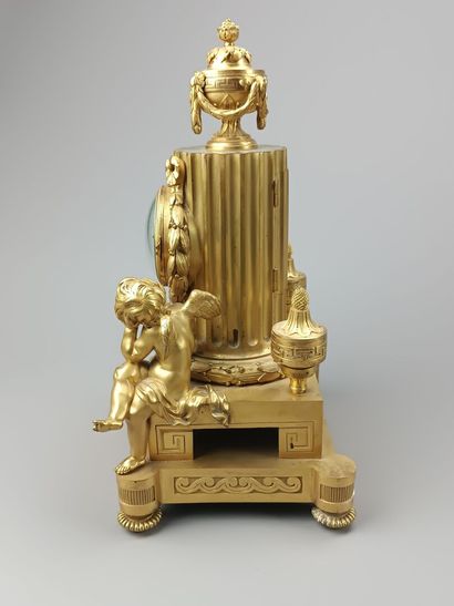 Gilt bronze and chased clock. 
Decorated...