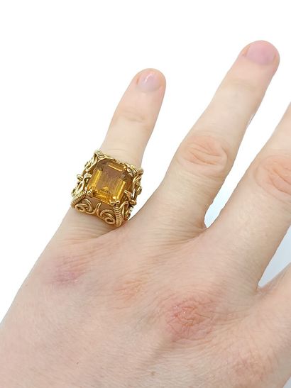Bague en or jaune 750°° ornée d'une pierre...