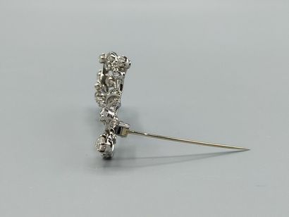 Broche en or blanc et platine de forme noeud...