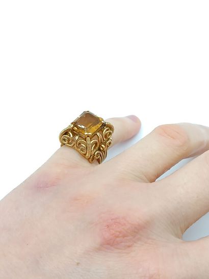 Bague en or jaune 750°° ornée d'une pierre...