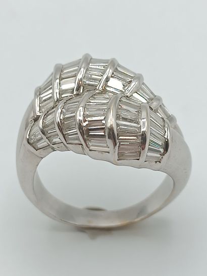 Bague en or blanc750°°, l'avant formant double...