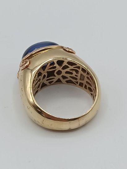Bague en or jaune 585 millièmes, le centre...