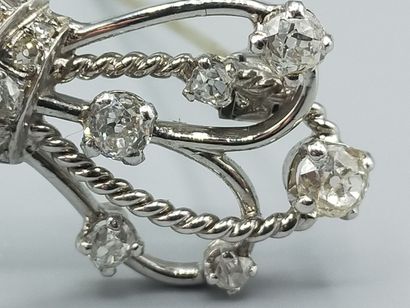 Broche en or blanc et platine de forme noeud...