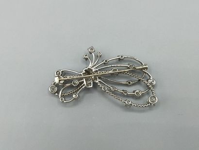Broche en or blanc et platine de forme noeud...